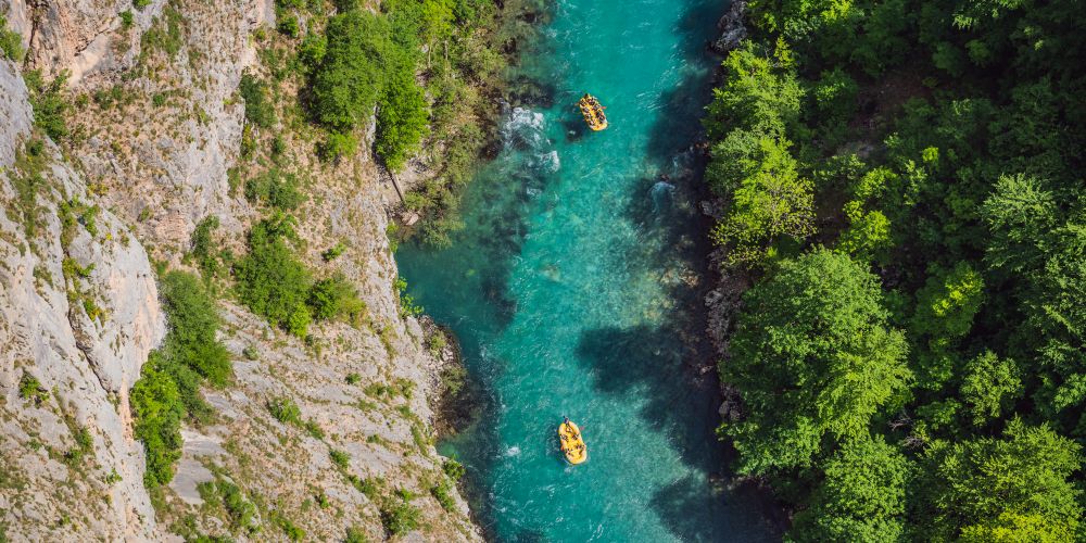 Blick von Oben auf den Tara und Rafting Gruppen