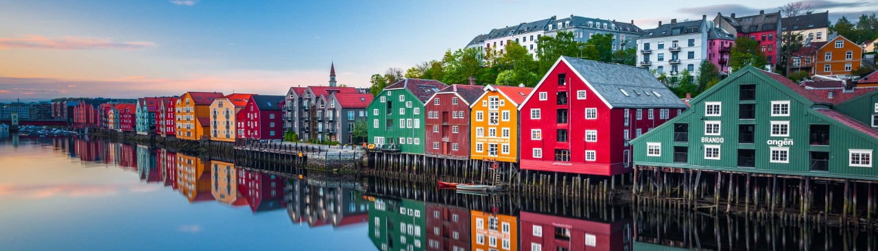 Bunte Holzhäuser am Wasser in Trondheim in Norwegen