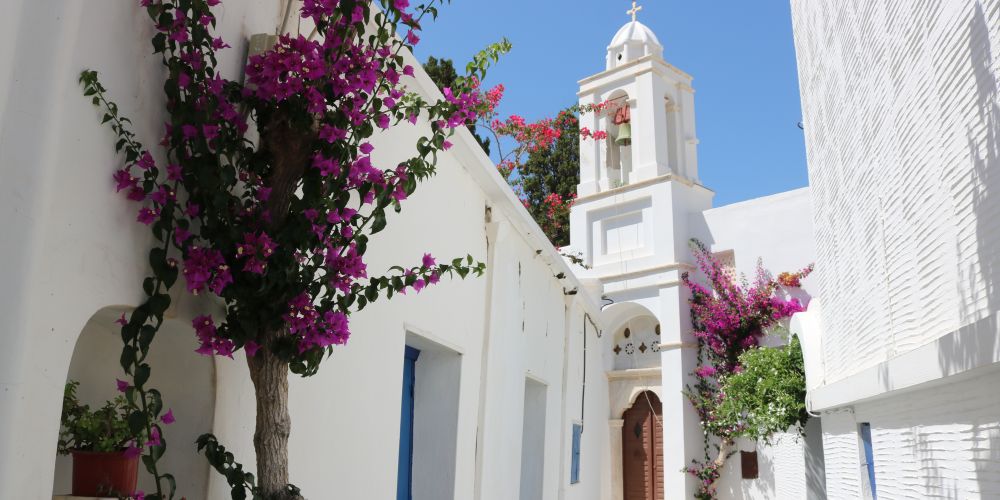 Kirche und weiße Häuser auf Tinos in Griechenland