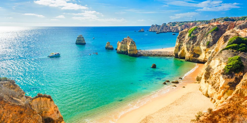 Steilküste, Strand und Meer an der Algarve in Portugal