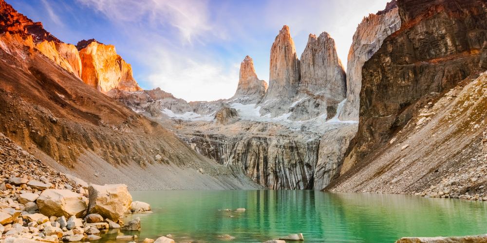 Drei markante Felsspitzen im Torres del Paine in Patagonien