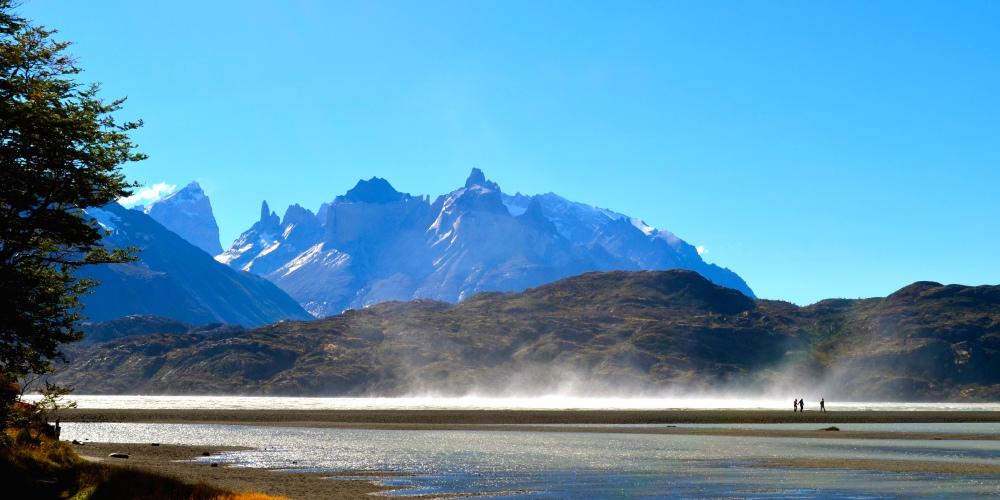 Lago Grey mit Bergpanorama im Nationalpark Torres del Paine in Patagonien
