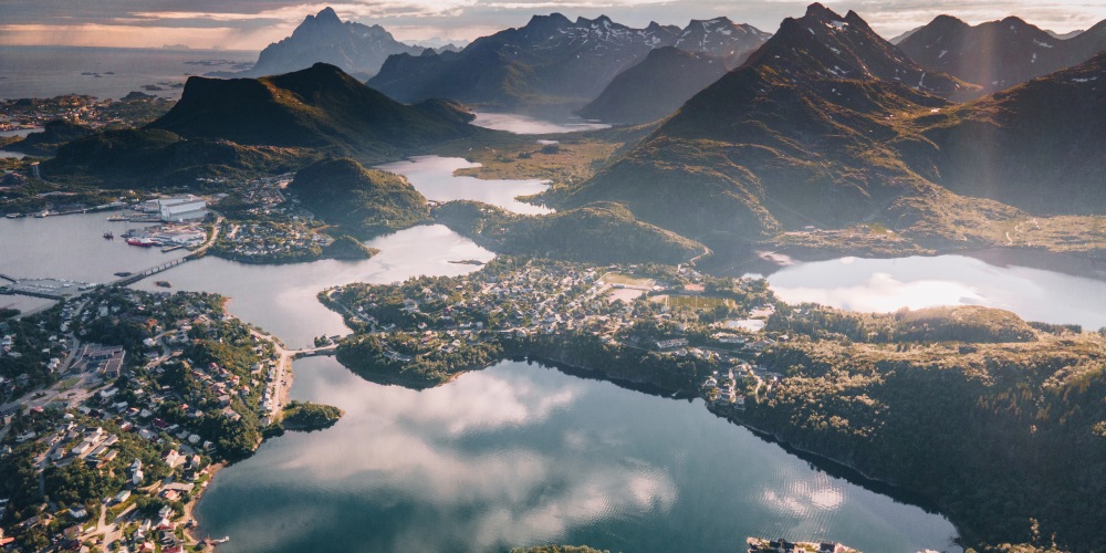 Blick auf Svolvaer auf den Lofoten in Norwegen
