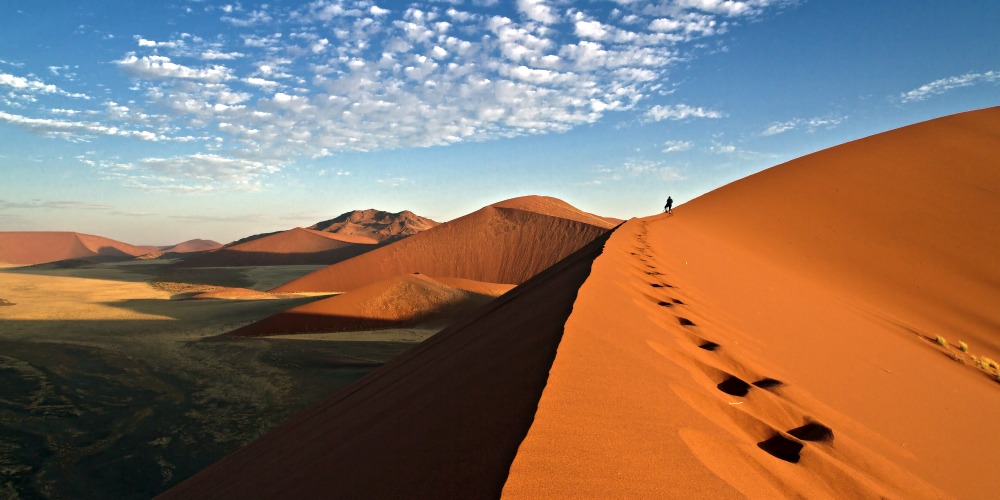Wanderer auf Düne von Soussusvlei in der Namib-Wüste in Namibia