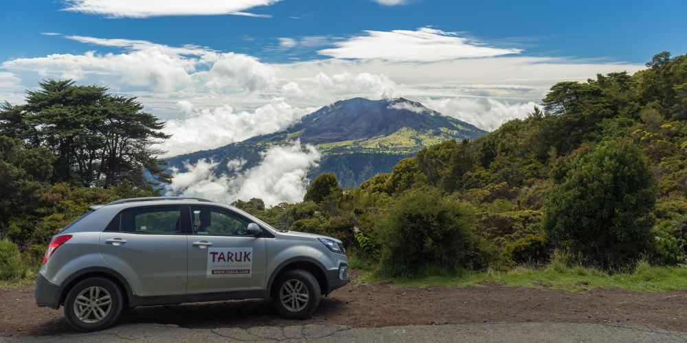 TARUK-Selbstfahrerfahrzeug vor dem Irazu Vulkan in Costa Rica
