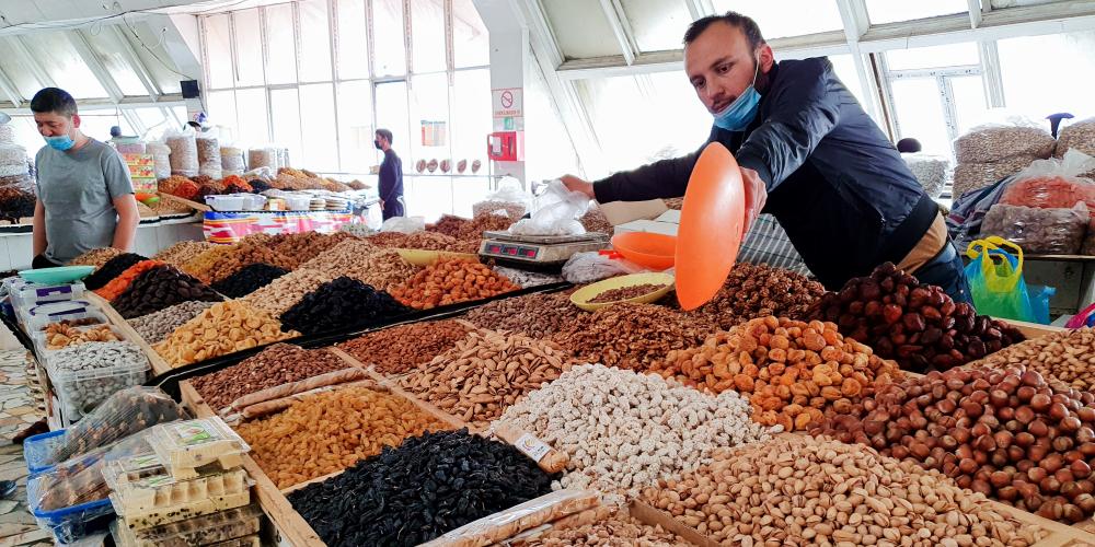 Verkäufer in der Markthalle des Chorsu Basars in Usbekistans Hauptstadt Taschkent