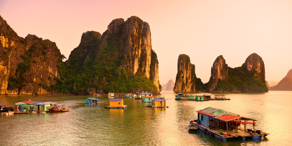 Schiwmmendes Dorf in der Halong Bucht in Vietnam