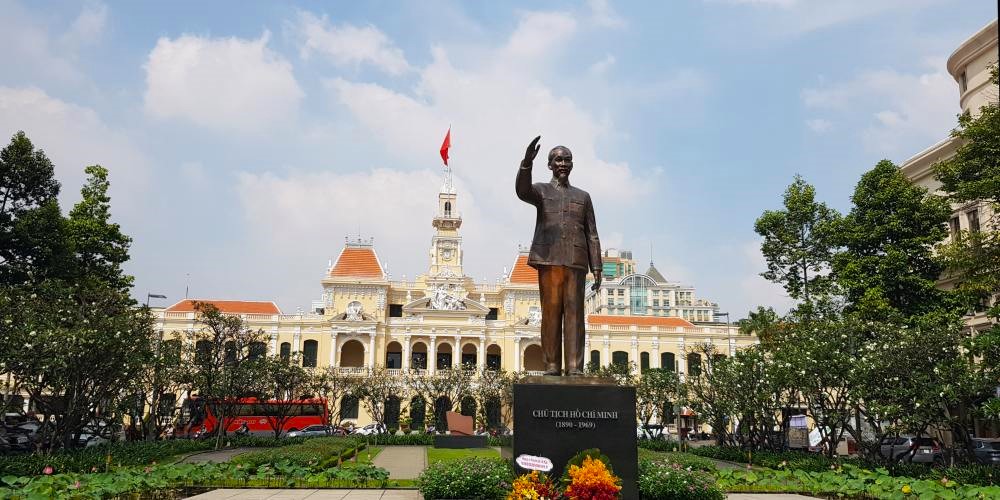 Statue von Ho Chi Minh vor dem Rathaus in Saigon Vietnam