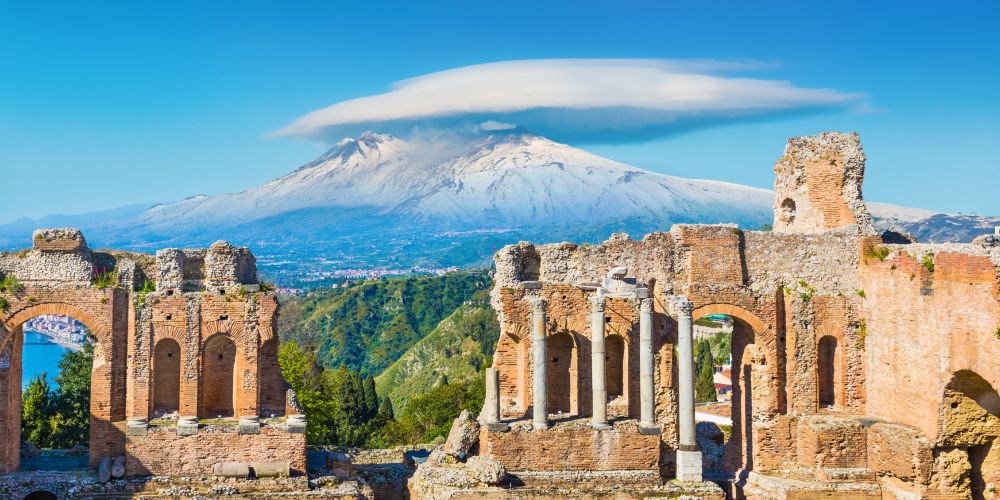 Ätna-Vulkan mit altgriechischem Theater von Taormina auf Sizilien