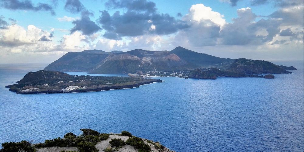 Blick über das Meer auf Vulcano 