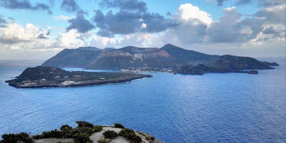 Blick über das Meer auf Vulcano 