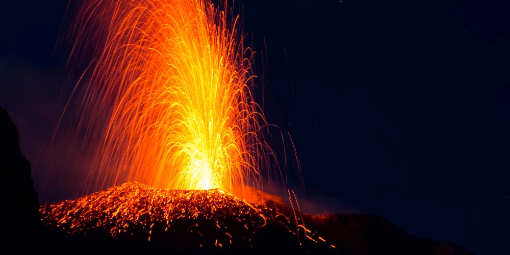 Sprühende Lava bei Ausbruch des Stromboli-Vulkans