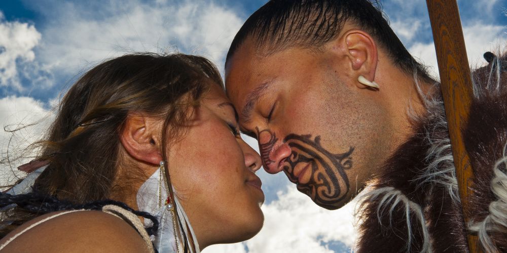 Hongi zwischen zwei Menschen in Neuseeland