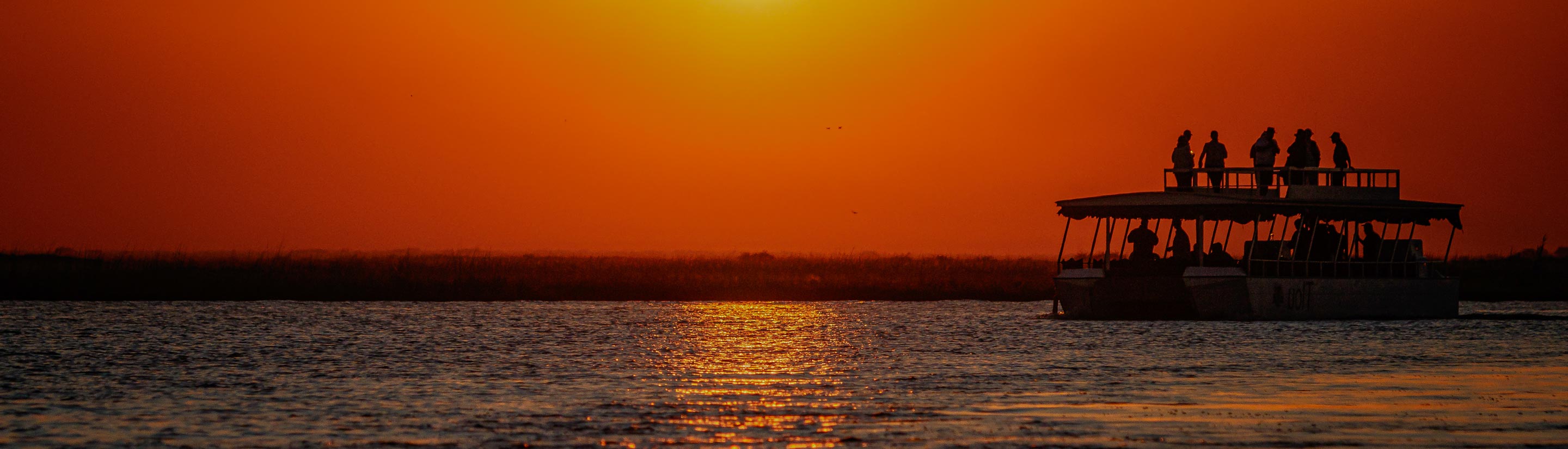 Bootsafari bei Sonnenuntergang Botswana