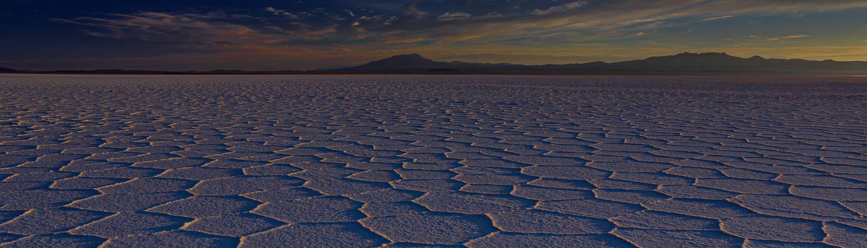Salzkruste am Uyuni Salzsee in Bolivien bei Sonnenaufgang