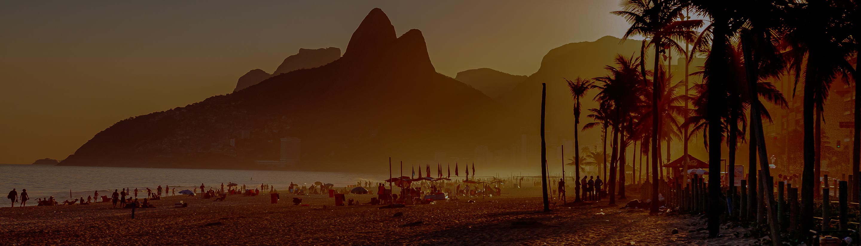 Ipanema Beach in Rio de Janeiro in Brasilien bei Sonnenuntergang