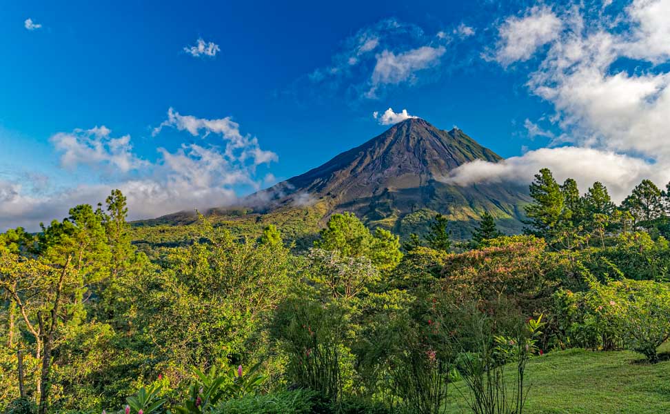 Freie Sicht auf Vulkan Arenal bei La Fortuna auf Reise Kolibri mit TARUK. 