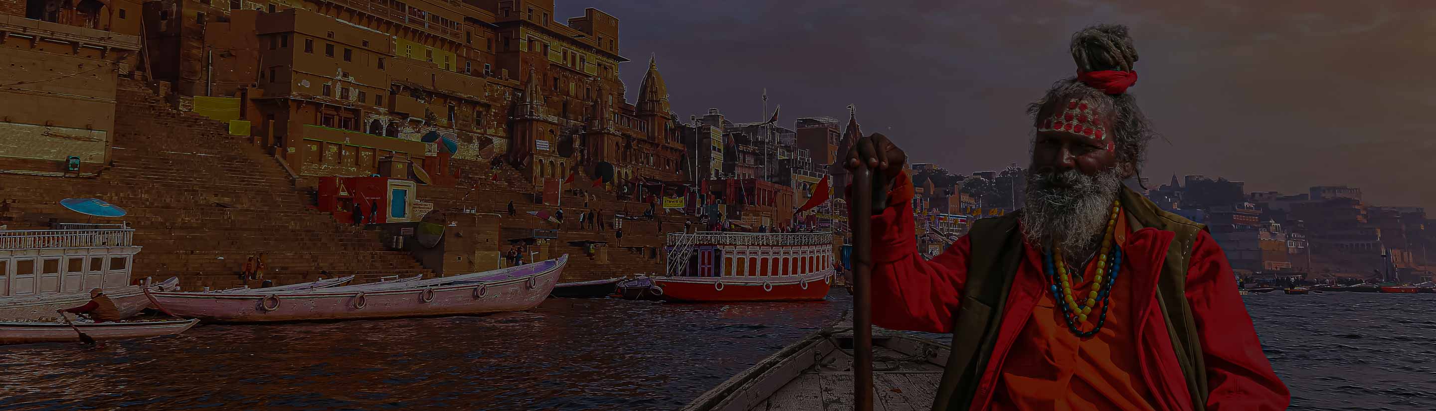 Sadhu auf Boot auf dem Ganges in Varanasi Indien
