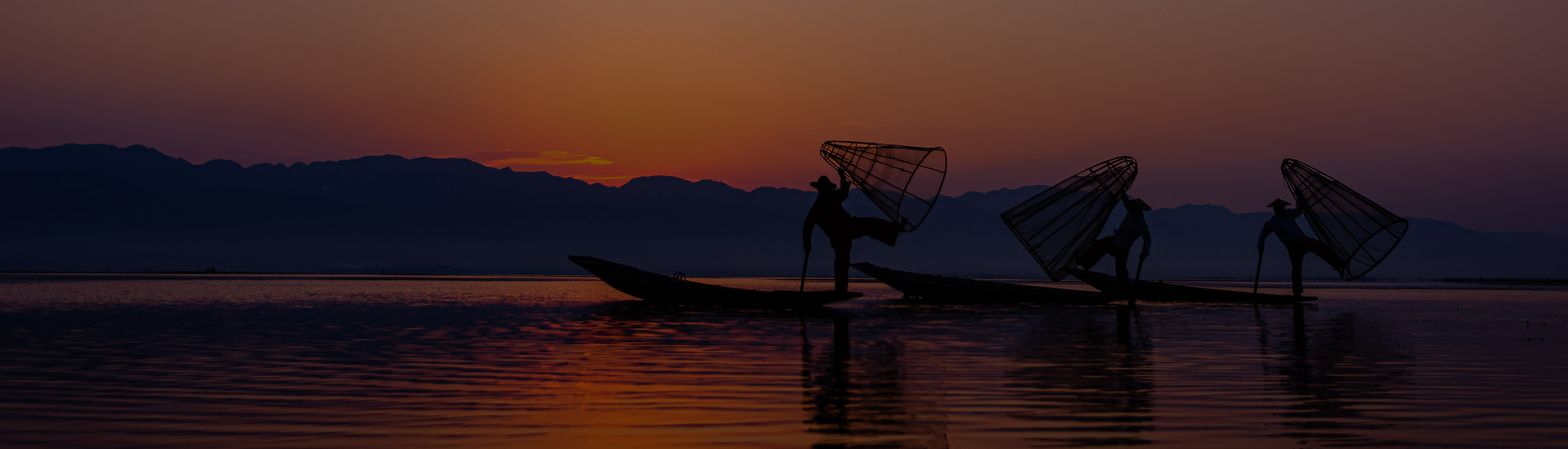 Einbeinruderer auf dem Inle See in Myanmar bei Sonnenuntergang