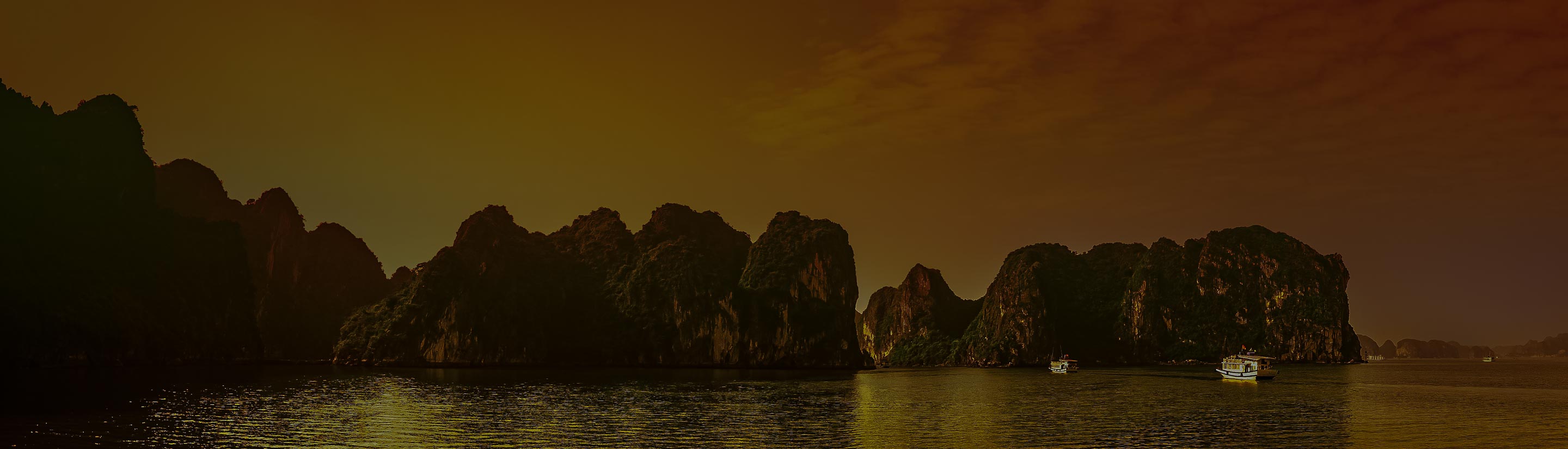 Halong Bucht in Vietnam bei Sonnenuntergang