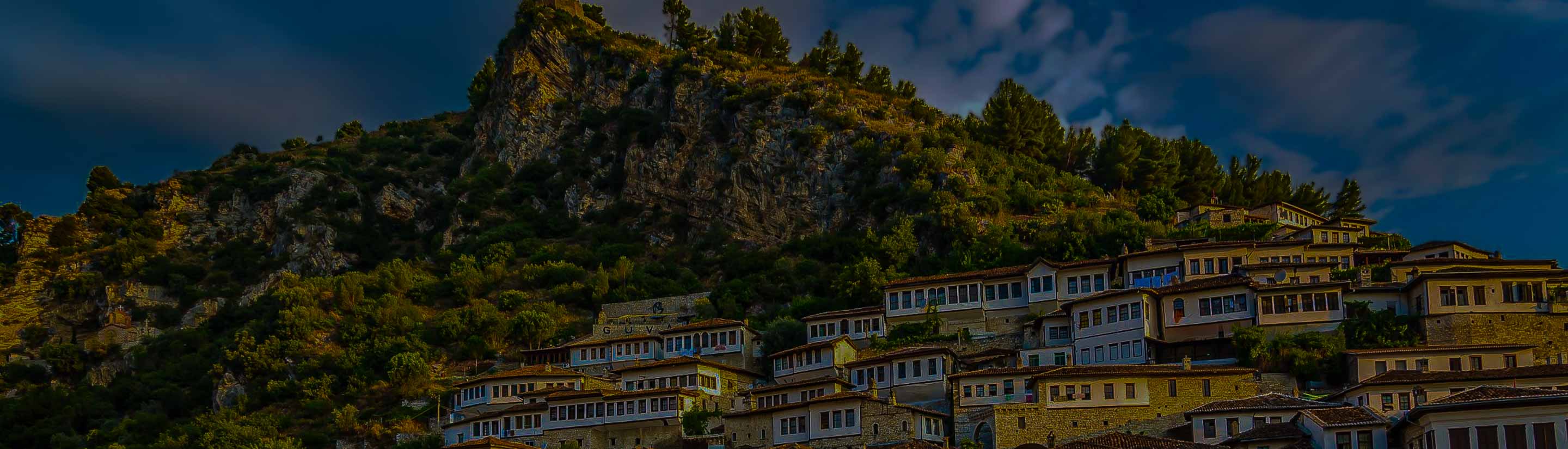 Stadt Berat am Osum Fluss in Albanien auf Balkan Reise.