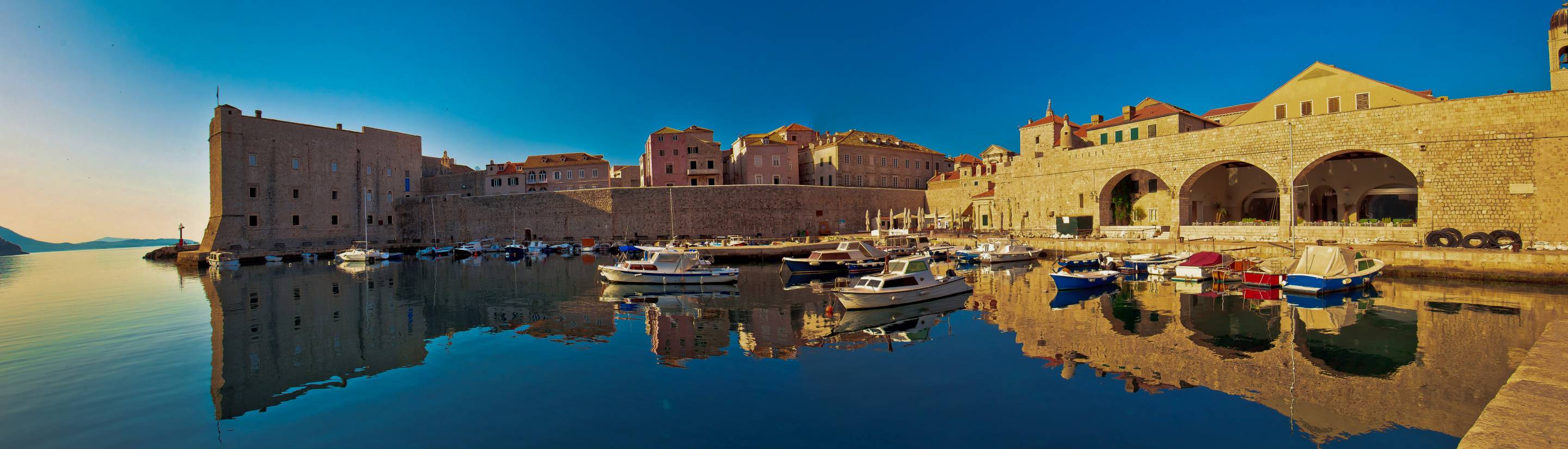 Dubrovnik mit Meer und Stadtmauer in Kroatien am Abend