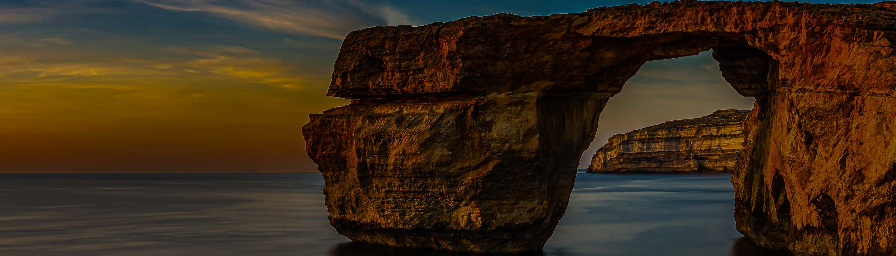 Bogenfels im Mittelmeer bei Gozo Malta mit Sonnenuntergang.