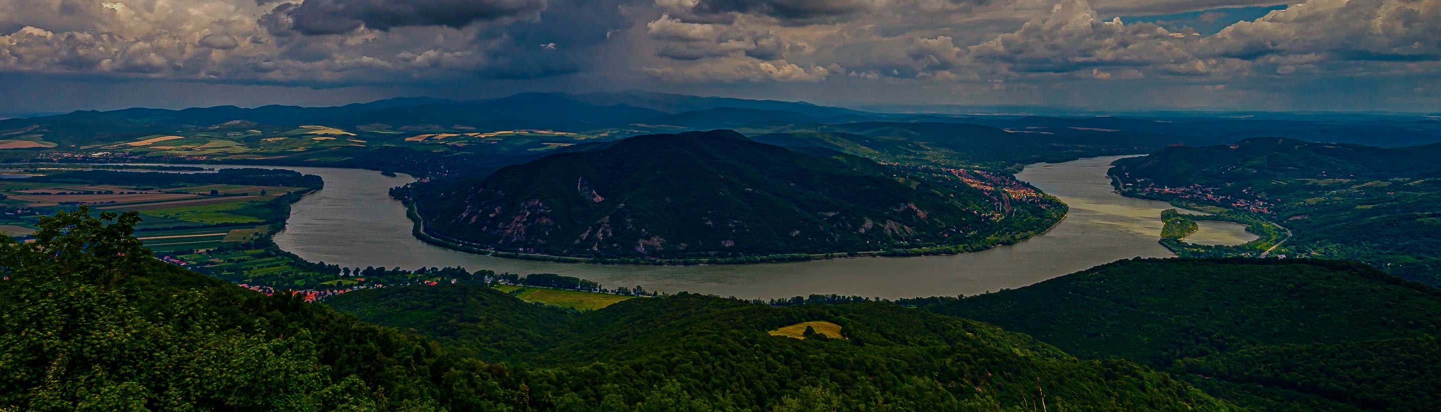 Donauschleife in Ungarn mit viel Wald.
