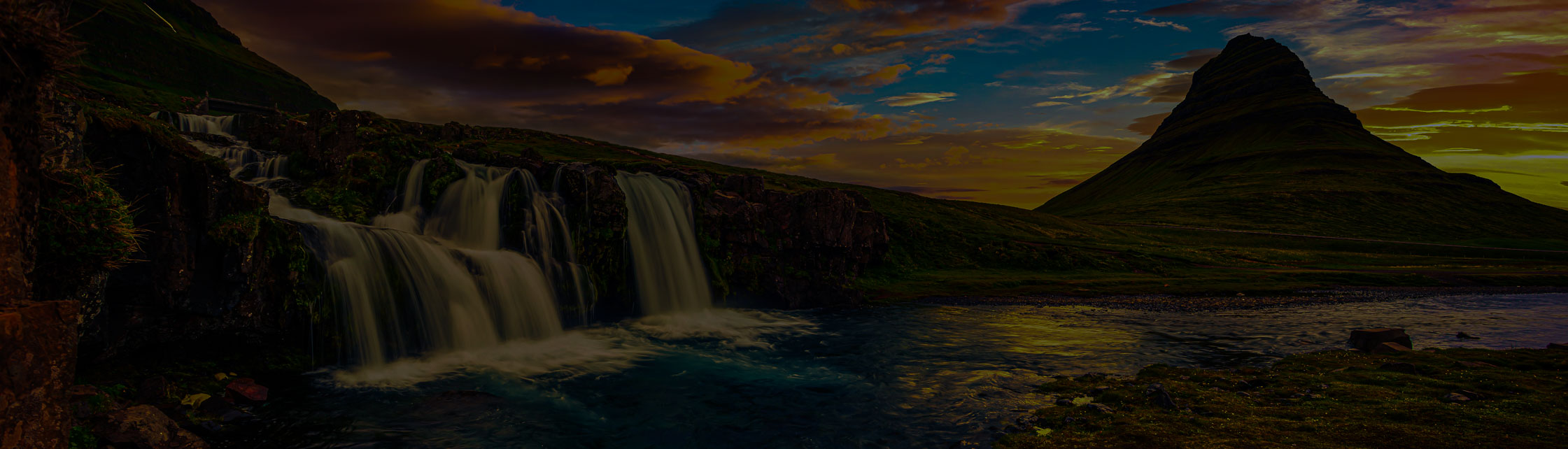 Wasserfall vor einem Berg in der Landschaft von Island