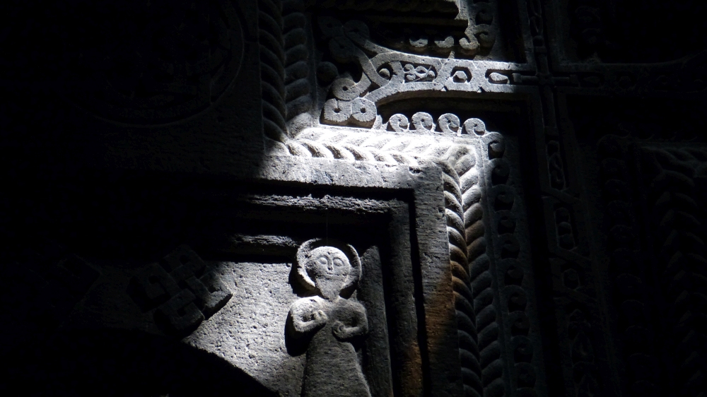 Lichtspiele im Kloster Geghard auf der TARUK Reise Kasbek Ararat