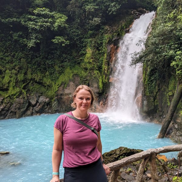 TARUK Mitarbeiterin Anika Schwarz am Rio Celeste in Costa Rica