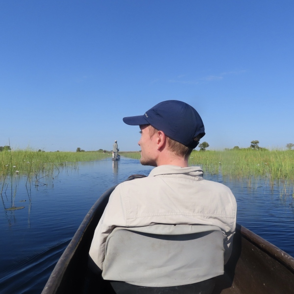 TARUK Mitarbeiter Björn Ribbe im Mokoro im Okavango Delta in Botswana