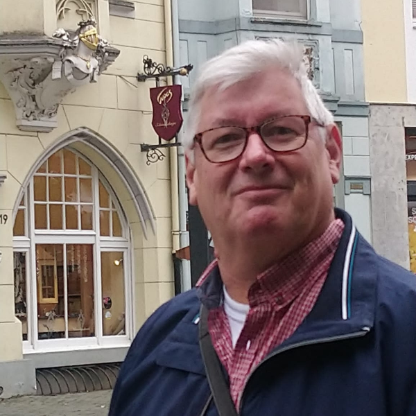 TARUK Mitarbeiter steht vor einem historischen Gebäude in Deutschland