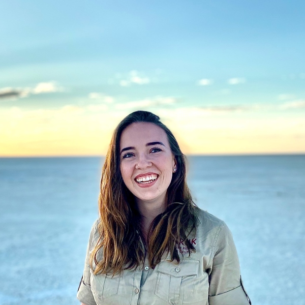 TARUK Mitarbeiterin Jana Haape in der Etosha Pfanne in Namibia