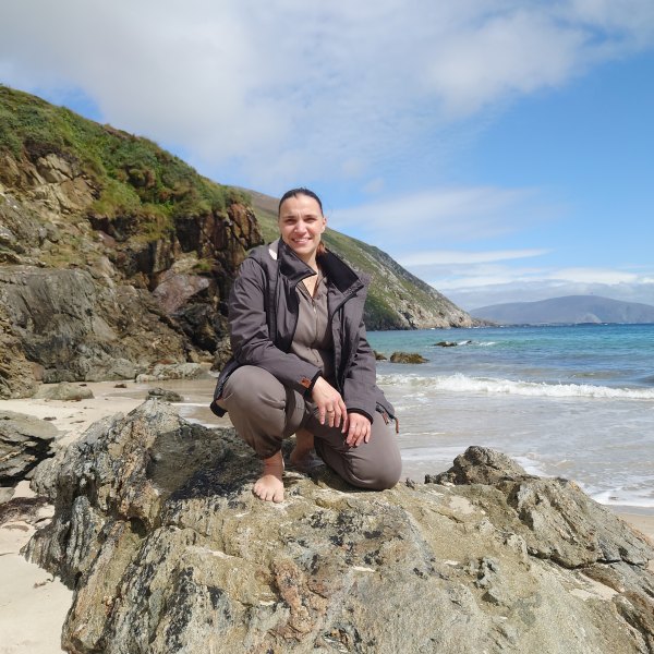 Frau an der Küste von Irland