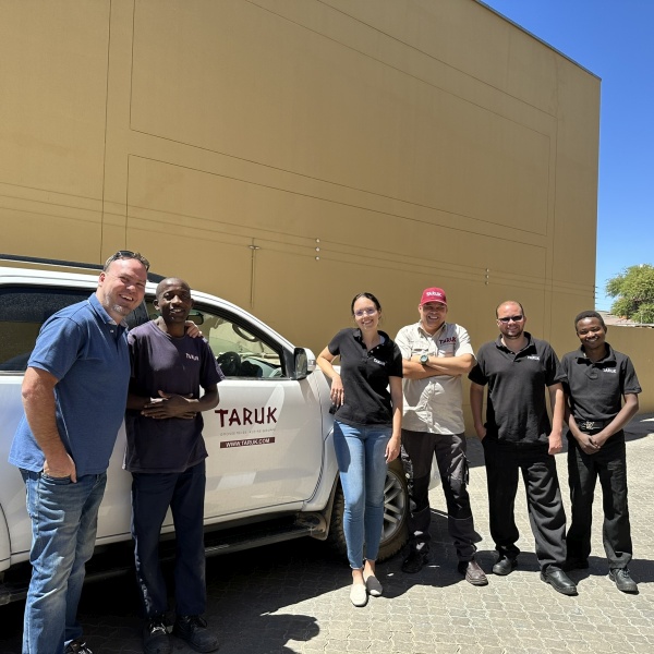 TARUK Country Manager Joern Dedig und Aldred Basson mit Team in Namibia