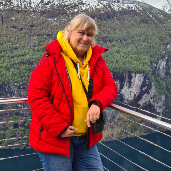 Heike Pruetz steht an einem Fjord in Norwegen