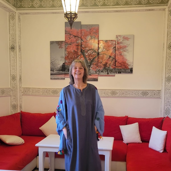 TARUK Mitarbeiterin Renate Lütz im traditionellen Gewand in Marokko