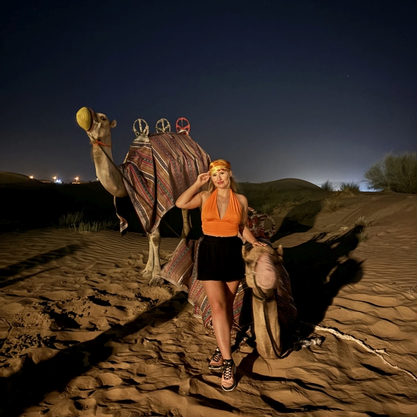 Sara Pochylski mit 2 Kamelen in der Wüste von Dubai