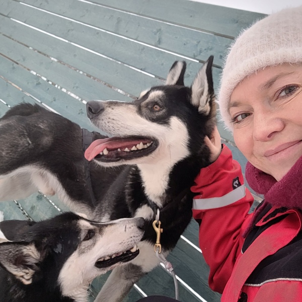 Silvia Kachel mit zwei Huskies in Finnland